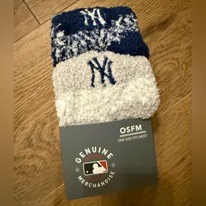 MLB Genuine Merchandise New York Yankees Fuzzy Ankle Socks